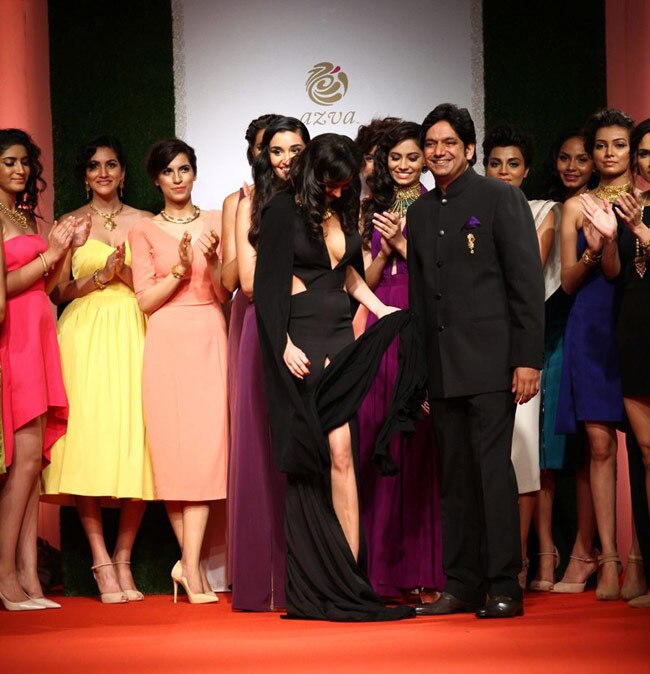 रैंप वॉक के दौरान नरगिस का हुआ OOPS!