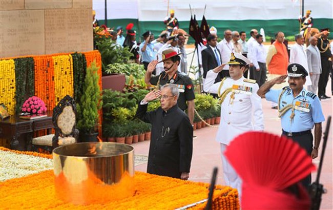 तस्वीरें: जश्न-ए-आजादी में डूबा पूरा देश