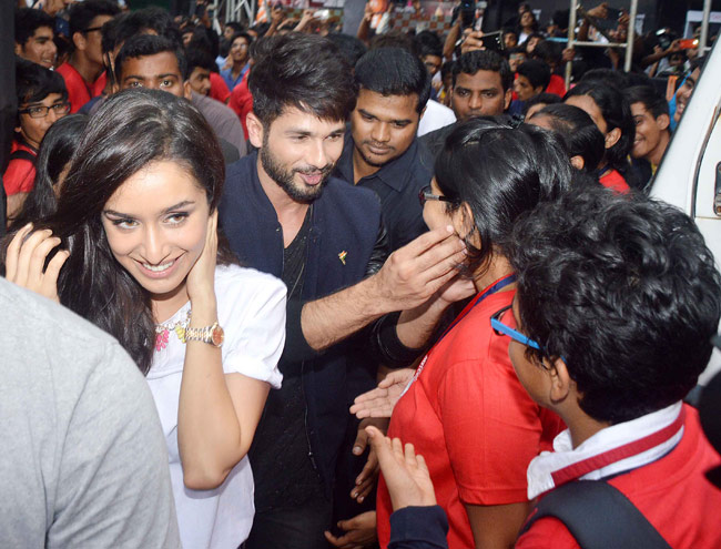 'हैदर' के प्रमोशन में जुटे श्रद्धा और शाहिद कपूर