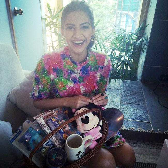 शाहरुख बने डाकू तो सनी लियोन बनीं मर्लिन मुनरो!