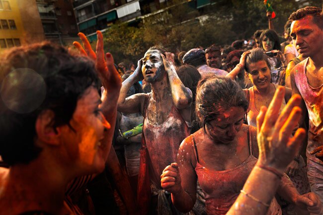 स्पेन के मेड्रिड में होली के रंग