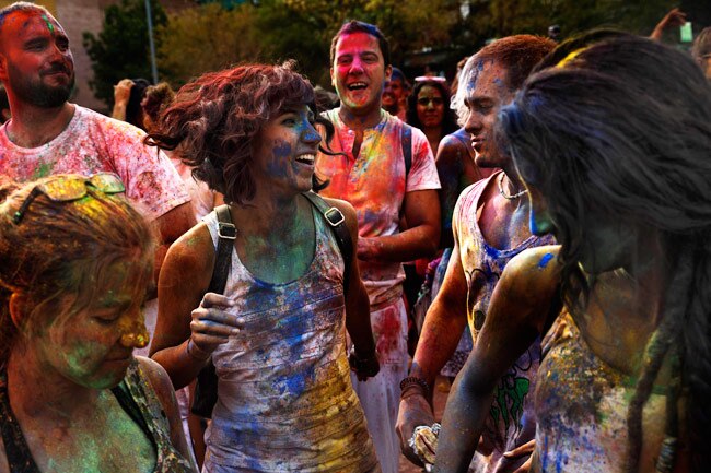 स्पेन के मेड्रिड में होली के रंग