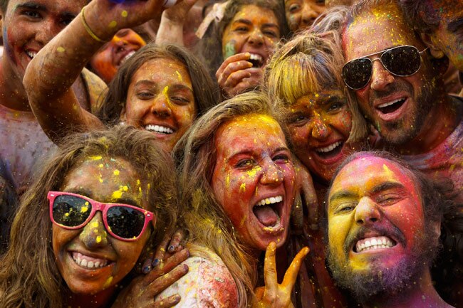 स्पेन के मेड्रिड में होली के रंग