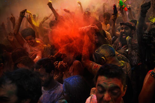 स्पेन के मेड्रिड में होली के रंग