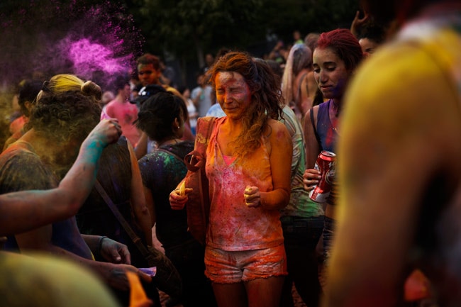 स्पेन के मेड्रिड में होली के रंग