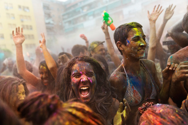 स्पेन के मेड्रिड में होली के रंग