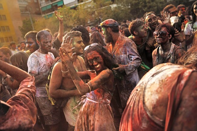 स्पेन के मेड्रिड में होली के रंग