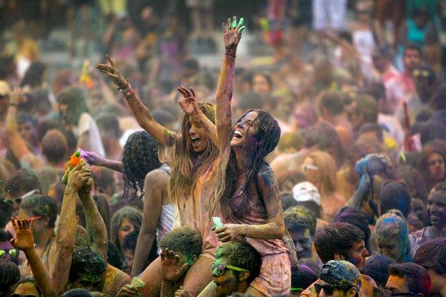 स्पेन के मेड्रिड में होली के रंग