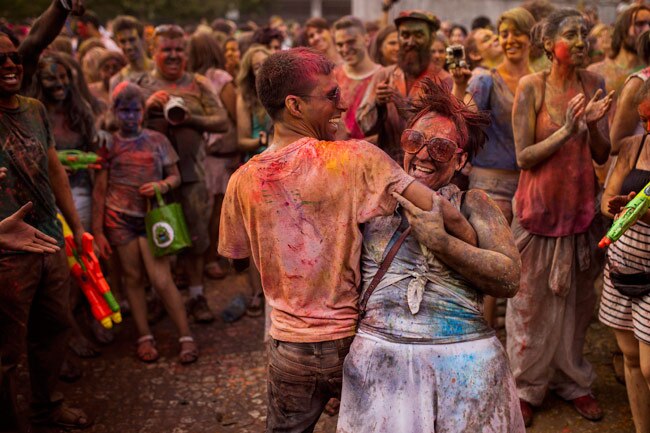 स्पेन के मेड्रिड में होली के रंग