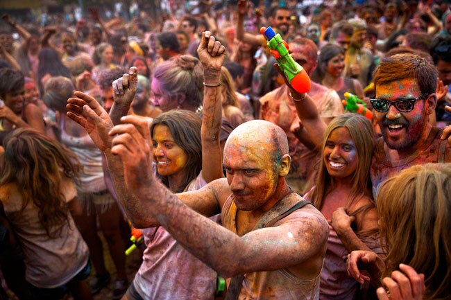 स्पेन के मेड्रिड में होली के रंग