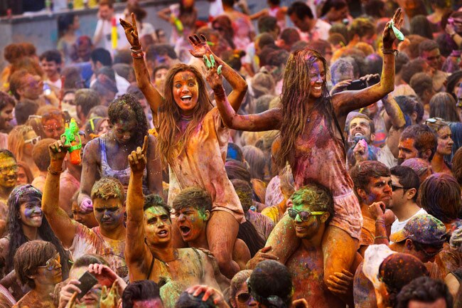 स्पेन के मेड्रिड में होली के रंग