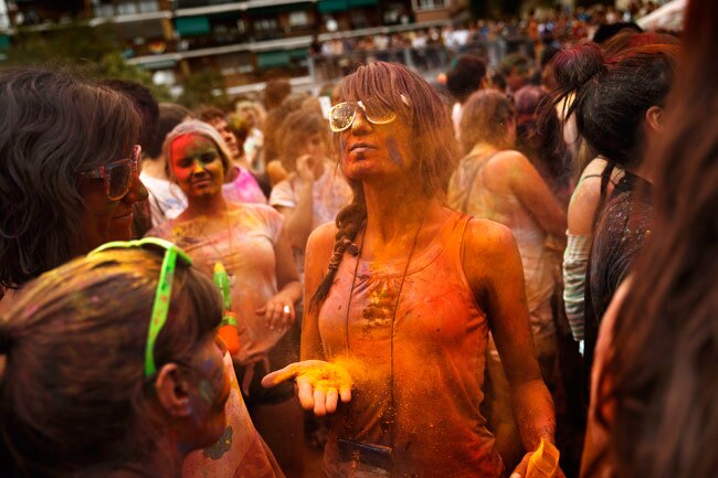 स्पेन के मेड्रिड में होली के रंग