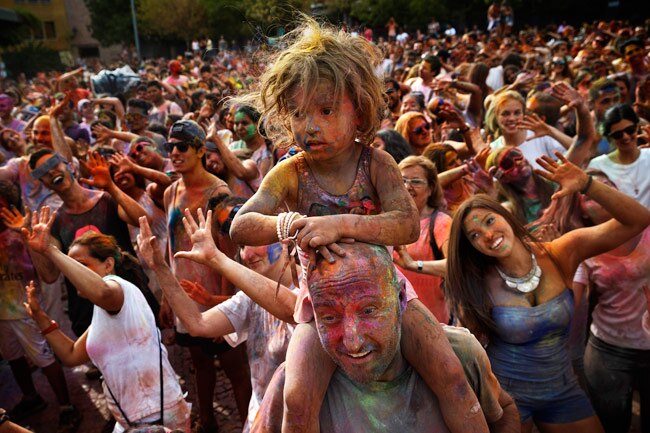 स्पेन के मेड्रिड में होली के रंग