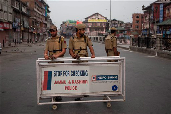 तस्वीरें: जश्न-ए-आजादी में डूबा पूरा देश