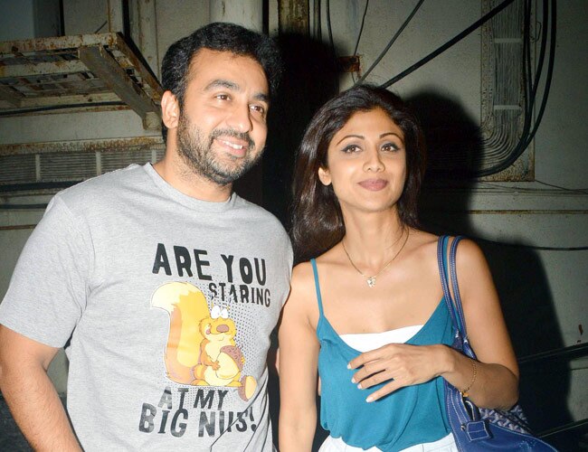 मुंबई की बारिश का मजा लूटने निकले बॉलीवुड के सितारे