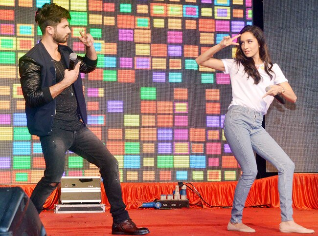 'हैदर' के प्रमोशन में जुटे श्रद्धा और शाहिद कपूर