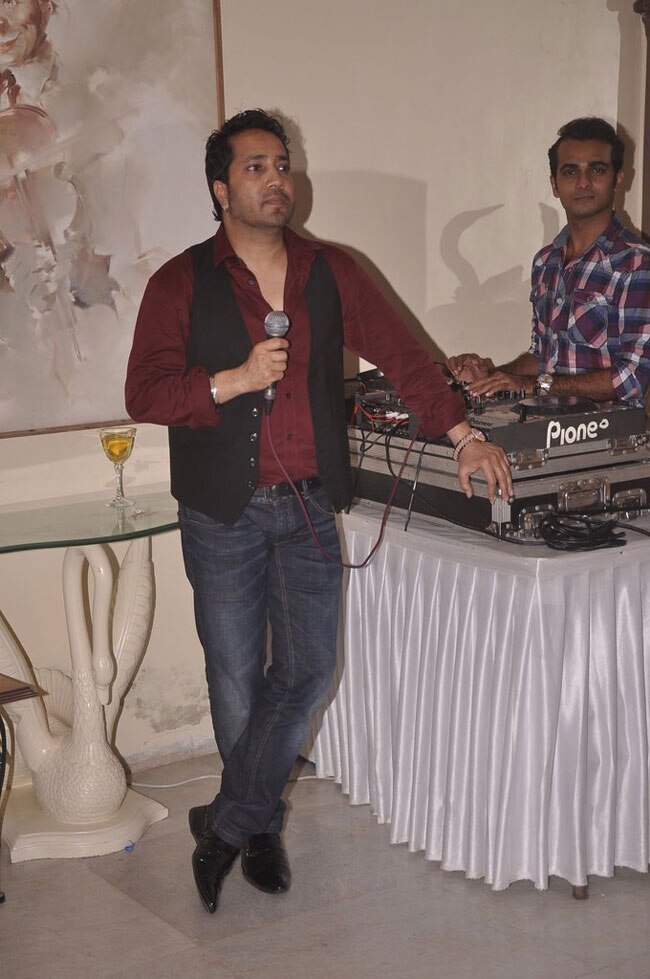 अरमान-तनीषा का ऐसा खुल्लम-खुल्ला प्यार...