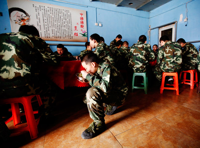 चीन में ऐसे छुड़ाया जाता है इंटरनेट का नशा