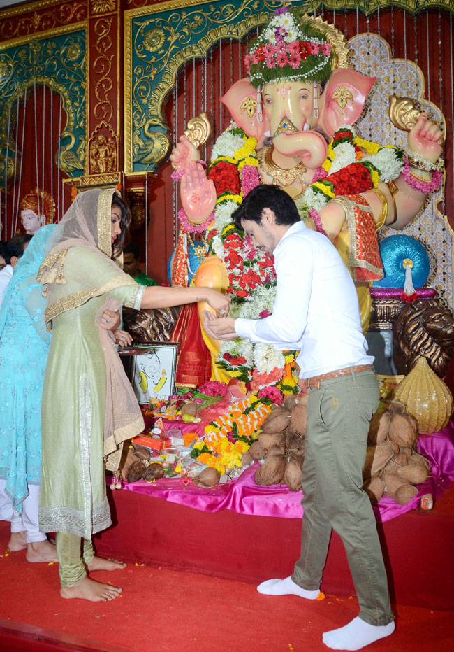 प्रियंका ने 'दर्शन' संग किए गणपति के दर्शन