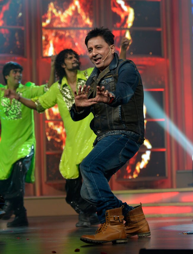 फिल्म 'हैप्पी न्यू ईयर' के म्‍यूजिक लॉन्‍च पर स्‍टारकास्‍ट की मस्‍ती