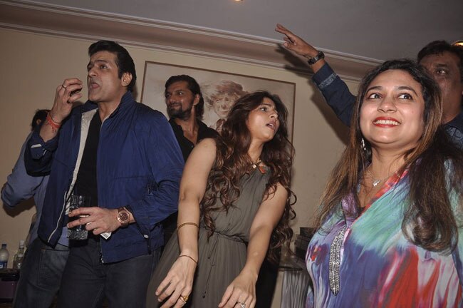 अरमान-तनीषा का ऐसा खुल्लम-खुल्ला प्यार...