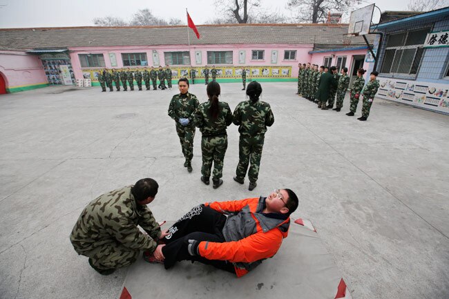 चीन में ऐसे छुड़ाया जाता है इंटरनेट का नशा