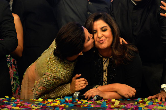 फिल्म 'हैप्पी न्यू ईयर' के म्‍यूजिक लॉन्‍च पर स्‍टारकास्‍ट की मस्‍ती