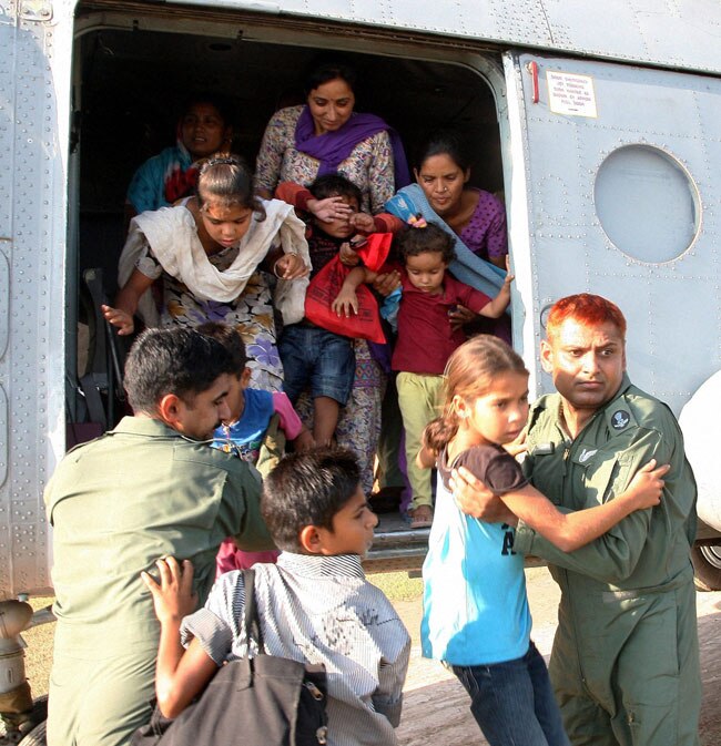 बाढ़ में डूबी राजधानी श्रीनगर, देखें जल प्रलय की तस्वीरें