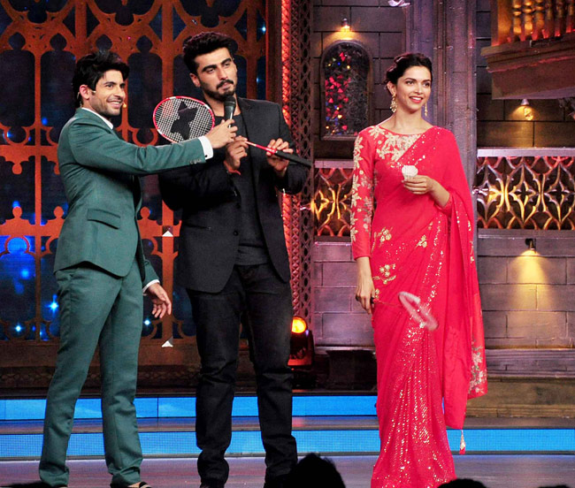 'सिने स्टार्स की खोज' के सेट पर दीपिका-अर्जुन का बैडमिंटन शो...