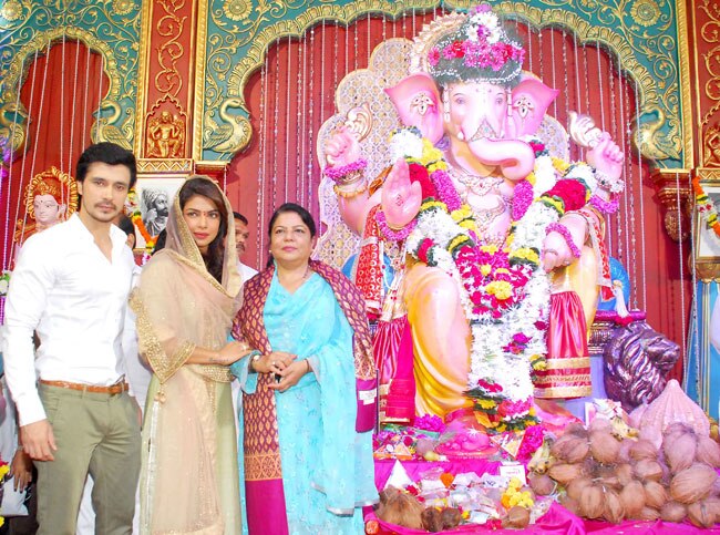 प्रियंका ने 'दर्शन' संग किए गणपति के दर्शन