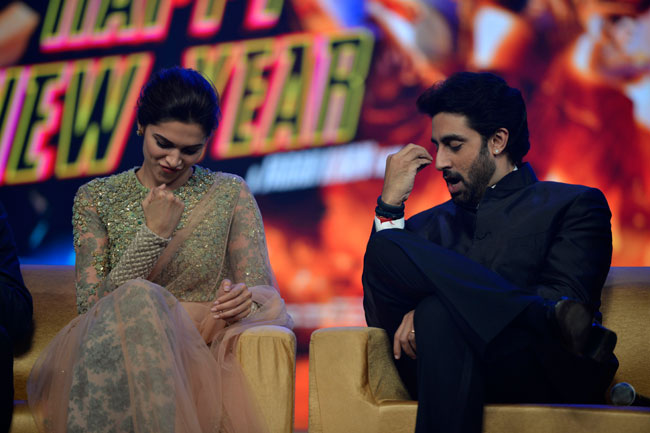 फिल्म 'हैप्पी न्यू ईयर' के म्‍यूजिक लॉन्‍च पर स्‍टारकास्‍ट की मस्‍ती