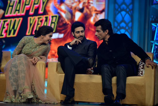 फिल्म 'हैप्पी न्यू ईयर' के म्‍यूजिक लॉन्‍च पर स्‍टारकास्‍ट की मस्‍ती