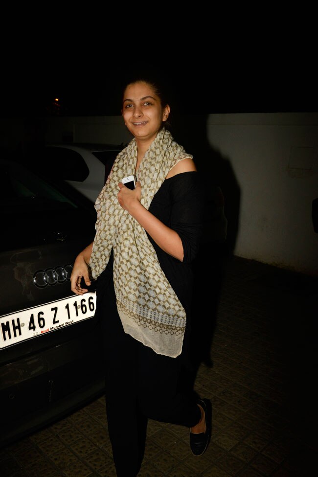 मोटा चश्मा पहन 'खूबसूरत' की स्क्रीनिंग पर पहुंचे सोनम-फवाद