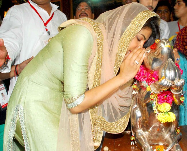 प्रियंका ने 'दर्शन' संग किए गणपति के दर्शन