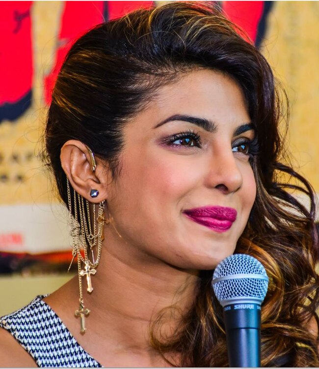 उफ्फ्फ...बॉलीवुड बालाओं के ये 'कातिलाना' ईयर कफ...