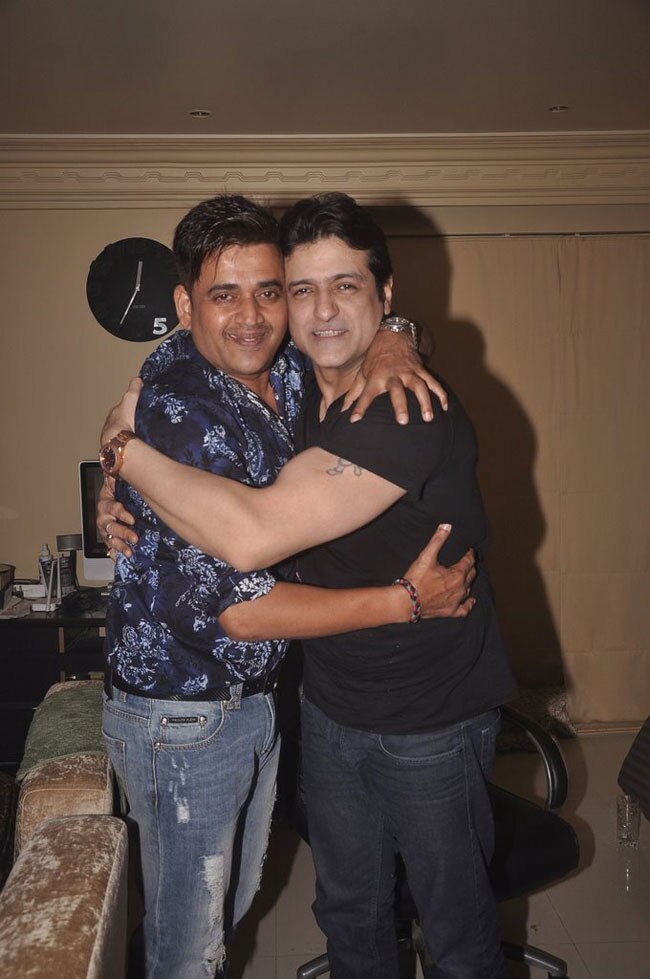 अरमान-तनीषा का ऐसा खुल्लम-खुल्ला प्यार...