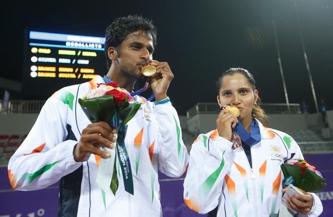 तिरंगा थाम सानिया-साकेत ने मनाया 'सुनहरा' जश्न