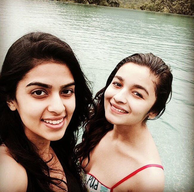 बिन मेकअप हिरोइनों की Selfie