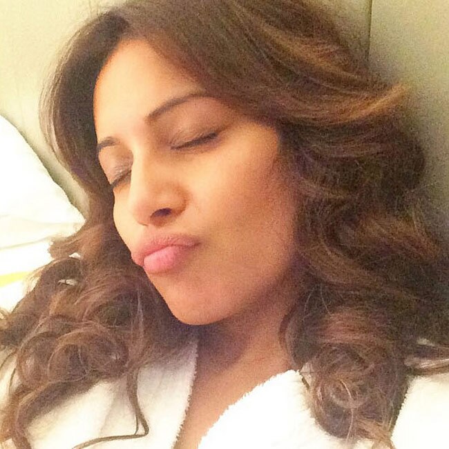 बिन मेकअप हिरोइनों की Selfie