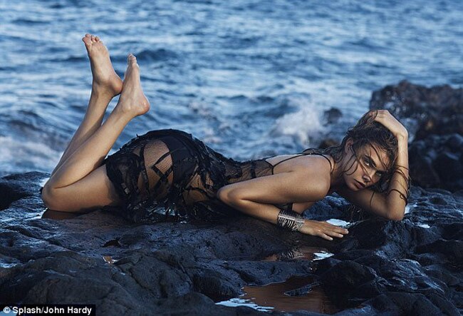 ज्‍वेलरी ब्रांड के लिए मॉडल कारा डेलेविंग का न्‍यूड फोटोशूट