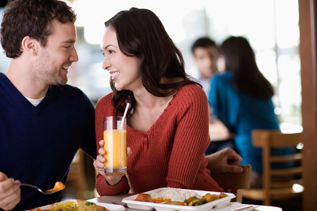 डेट पर लड़की को इंप्रेस करने के 10 तरीके