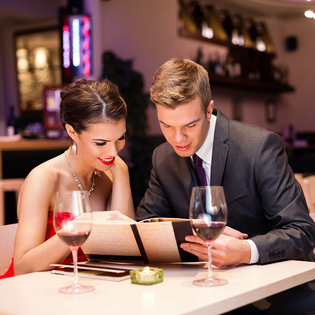 डेट पर लड़की को इंप्रेस करने के 10 तरीके