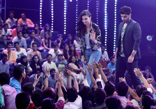 हनी सिंह के मंच पर दीपिका और अर्जुन के ठुमके