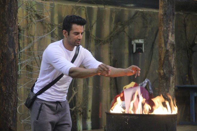 Bigg Boss 8: नॉमिनेशन का नाम, आग में डाल