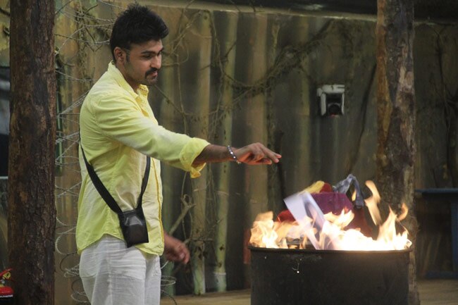 Bigg Boss 8: नॉमिनेशन का नाम, आग में डाल