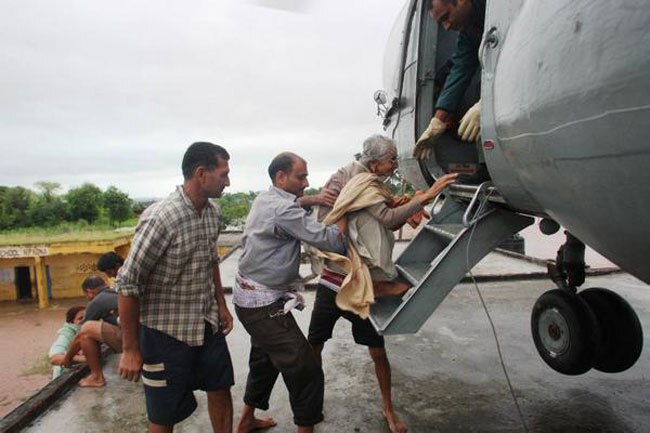 बाढ़ में डूबी राजधानी श्रीनगर, देखें जल प्रलय की तस्वीरें