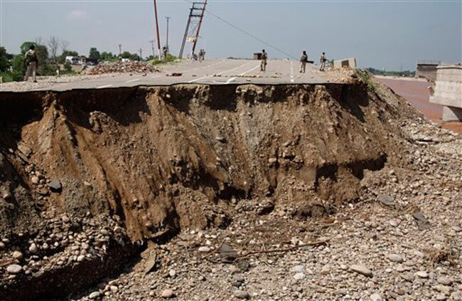 बाढ़ में डूबी राजधानी श्रीनगर, देखें जल प्रलय की तस्वीरें