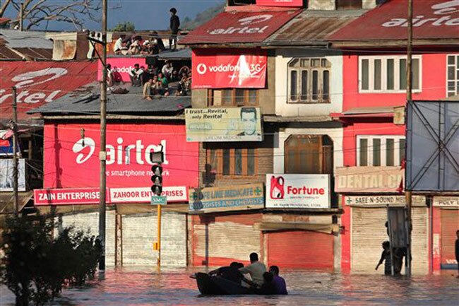 बाढ़ में डूबी राजधानी श्रीनगर, देखें जल प्रलय की तस्वीरें