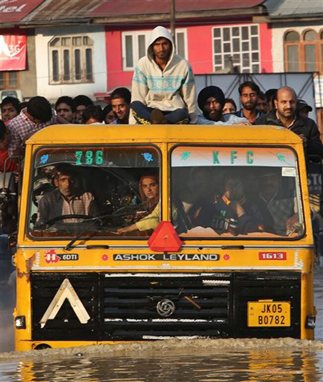 बाढ़ में डूबी राजधानी श्रीनगर, देखें जल प्रलय की तस्वीरें