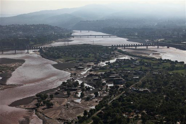 बाढ़ में डूबी राजधानी श्रीनगर, देखें जल प्रलय की तस्वीरें